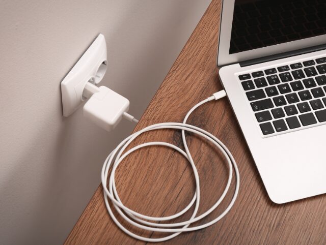 パソコンを充電しているところ